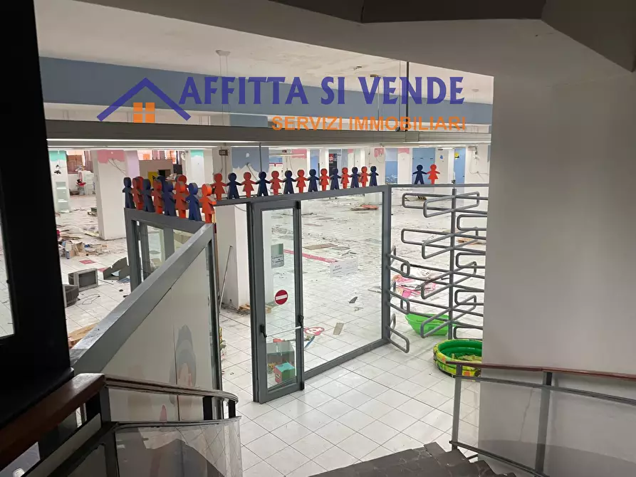 Immagine 11 di Locale commerciale in affitto  in Via Tevere 72 a Siracusa