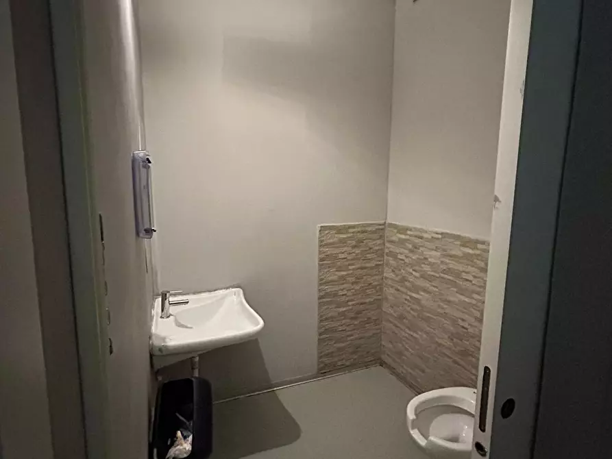 Immagine 7 di Attività commerciale in vendita  a Pescara