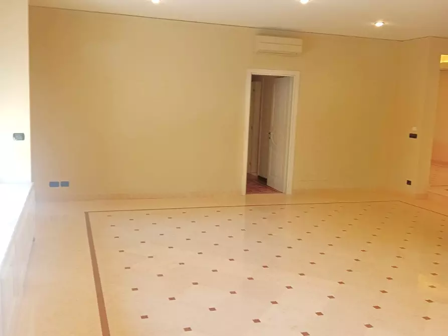 Immagine 25 di Pentalocale in vendita  in Strada Milius - Ronsaglia 14 a Moncalieri