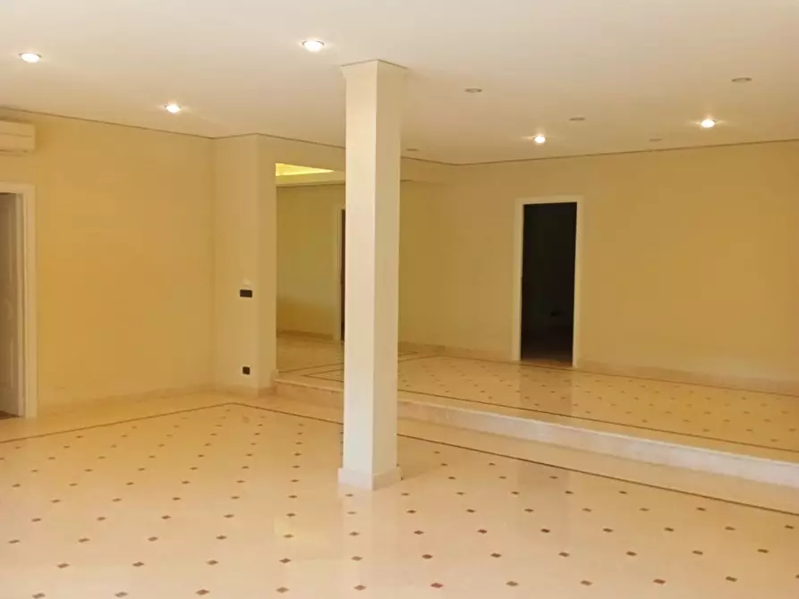 Immagine 26 di Pentalocale in vendita  in Strada Milius - Ronsaglia 14 a Moncalieri