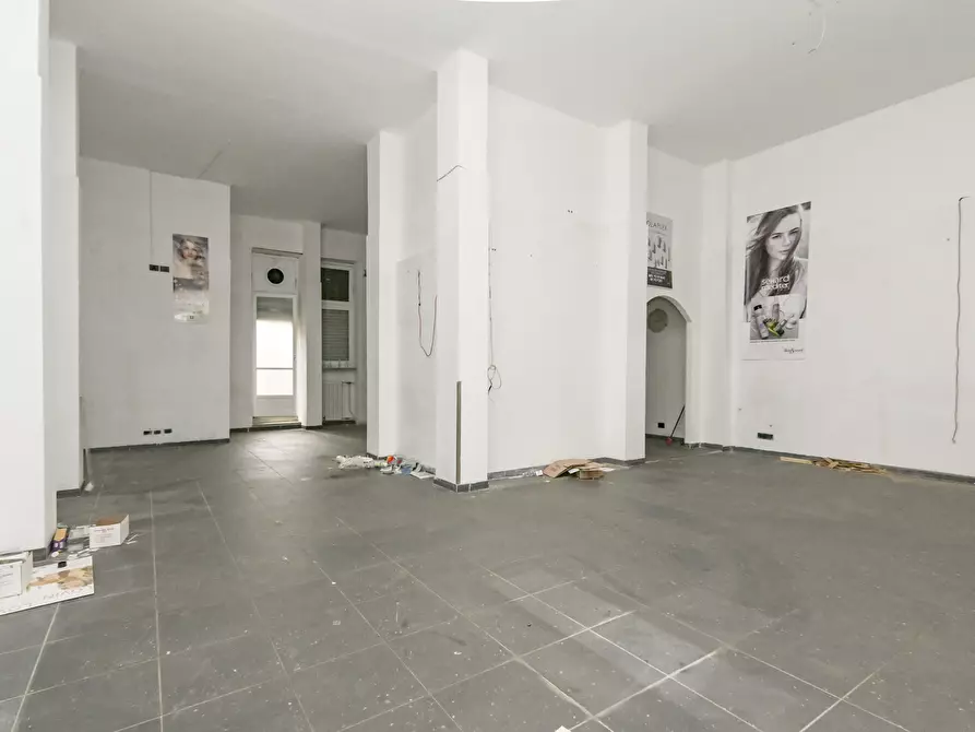 Immagine 7 di Locale commerciale in vendita  in via emanuel 22 a Torino