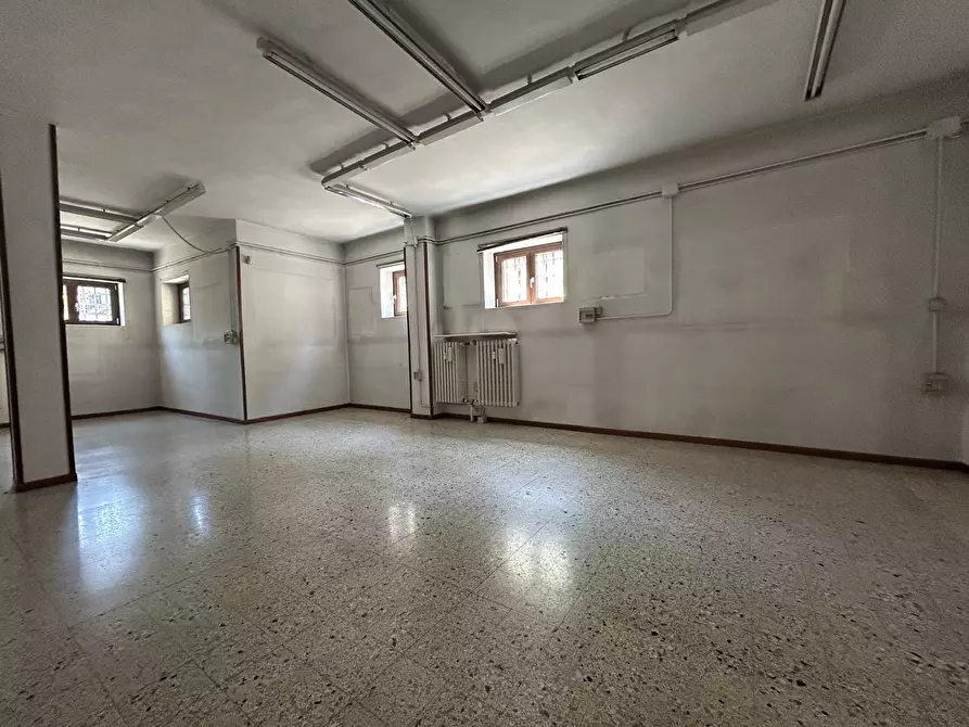 Immagine 17 di Locale commerciale in affitto  in Via Pietrino Belli 65 a Torino