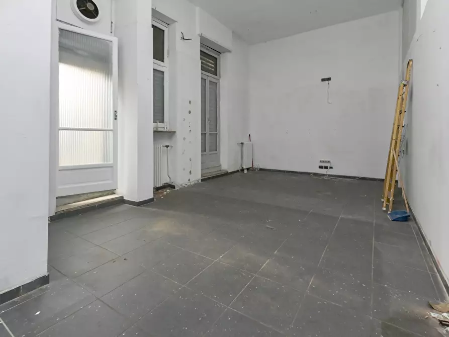 Immagine 11 di Locale commerciale in vendita  in via emanuel 22 a Torino