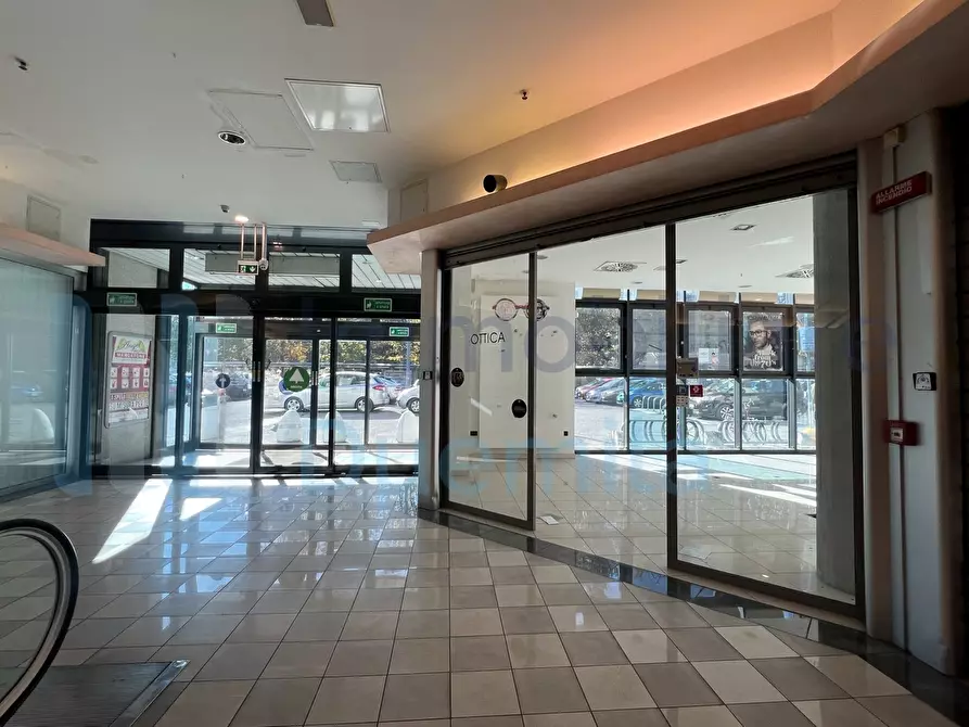 Immagine 17 di Locale commerciale in affitto  a Bologna