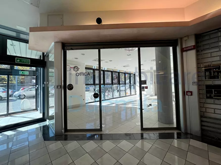 Immagine 16 di Locale commerciale in affitto  a Bologna
