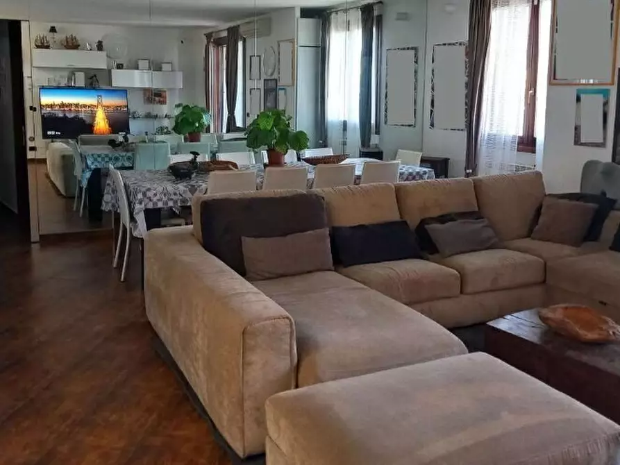 Immagine 4 di Pentalocale in vendita  in Viale Villa Gavotti 121/2 a Genova