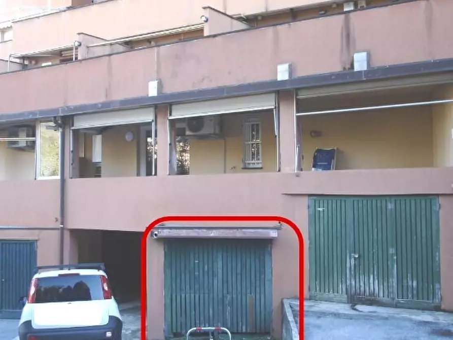 Immagine 1 di Garage in vendita  in Via del Roccolo 37/24 a Genova