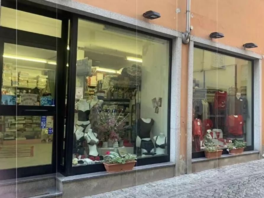 Immagine 1 di Locale commerciale in vendita  in Via Roma 7 a Valenza