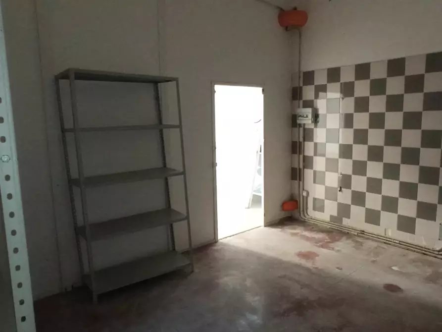 Immagine 12 di Showroom in vendita  a Ragusa