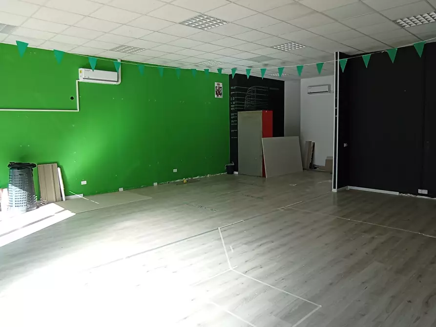 Immagine 4 di Locale commerciale in affitto  a Ragusa