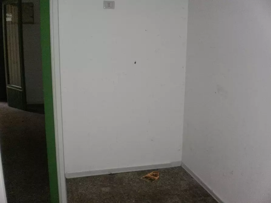 Immagine 5 di Locale commerciale in affitto  a Ragusa