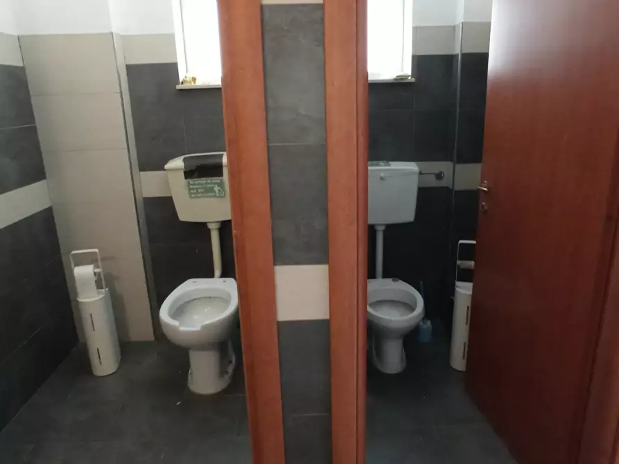 Immagine 19 di Showroom in vendita  a Ragusa