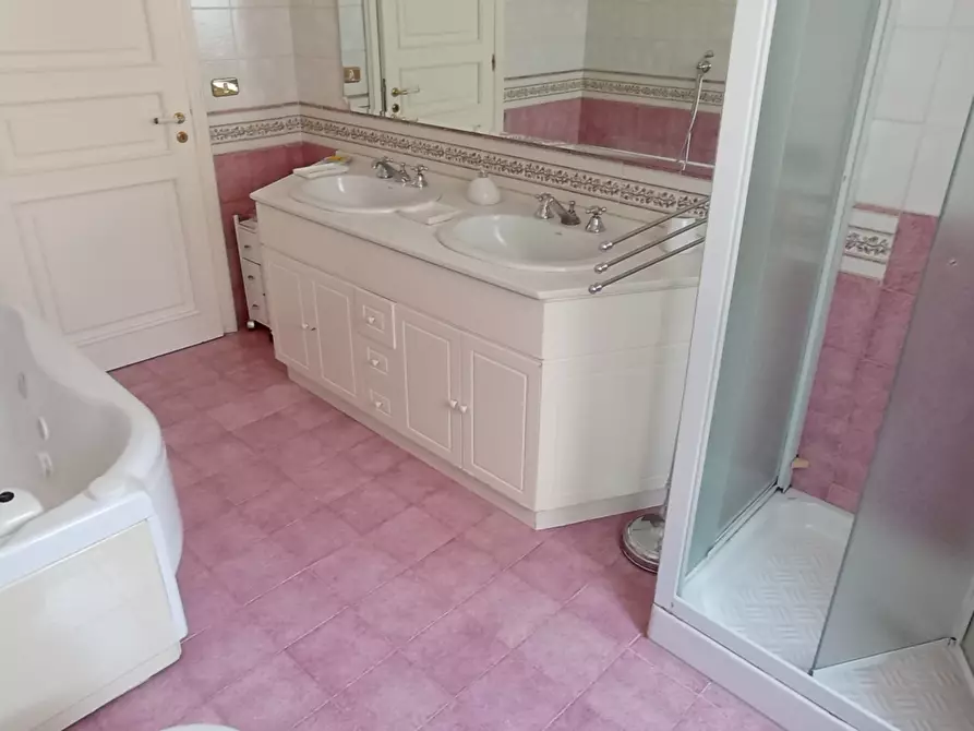 Immagine 24 di Pentalocale in vendita  a Ragusa