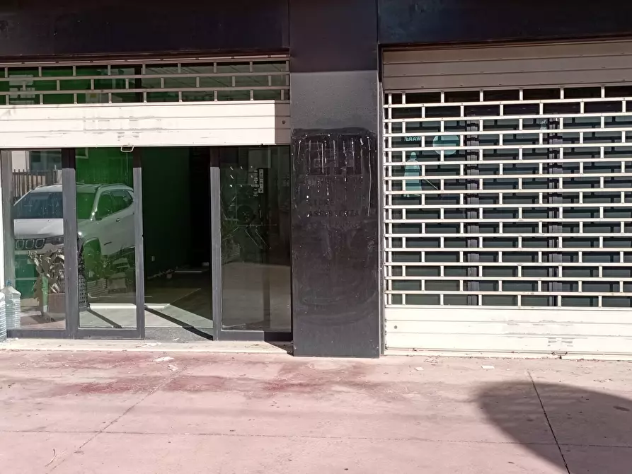 Immagine 8 di Locale commerciale in affitto  a Ragusa