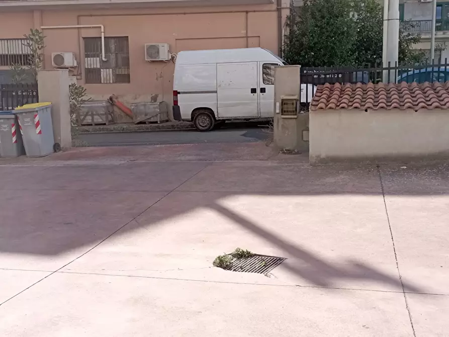 Immagine 10 di Locale commerciale in affitto  a Ragusa