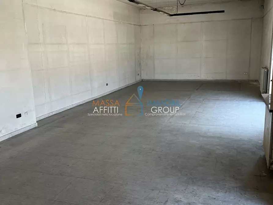 Immagine 3 di Locale commerciale in affitto  in Via G. Carducci 123 a Massa