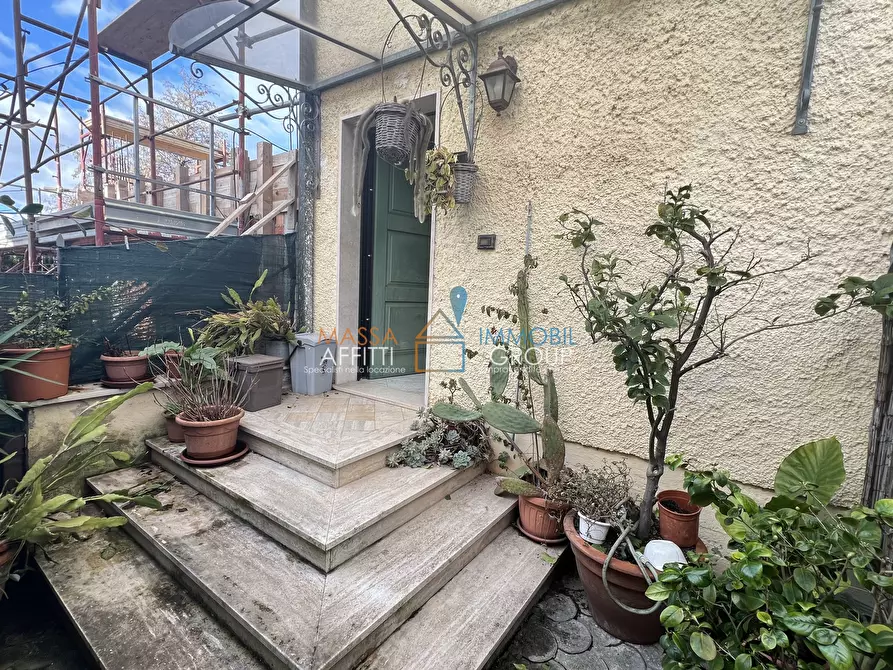 Immagine 1 di Porzione di casa in vendita  in Via Marina 84 a Montignoso