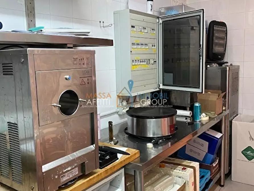 Immagine 4 di Locale commerciale in affitto  in Via Don Minzoni 1a a Carrara