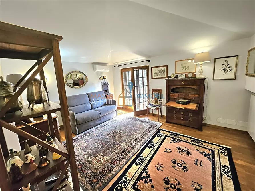 Immagine 5 di Villa in vendita  in Viale Stazione 104 a Massa