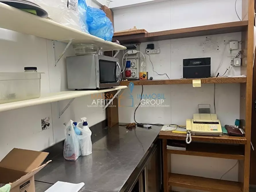 Immagine 17 di Locale commerciale in vendita  in Piazza Felice Palma 37 a Massa