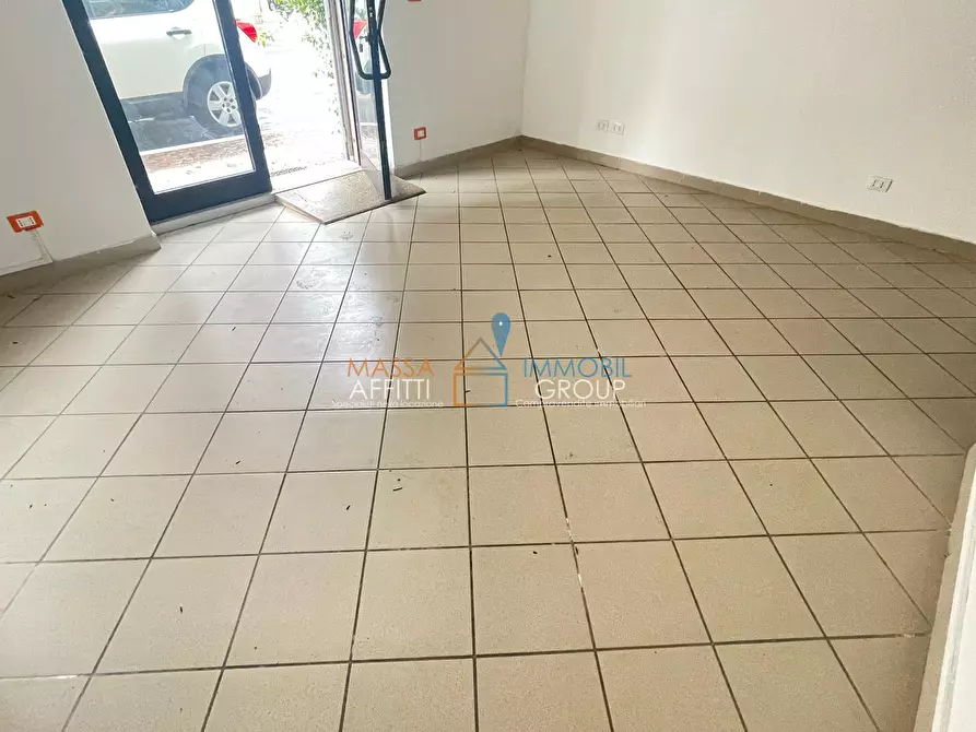 Immagine 2 di Locale commerciale in affitto  in Via Benedetto Croce 24 a Massa