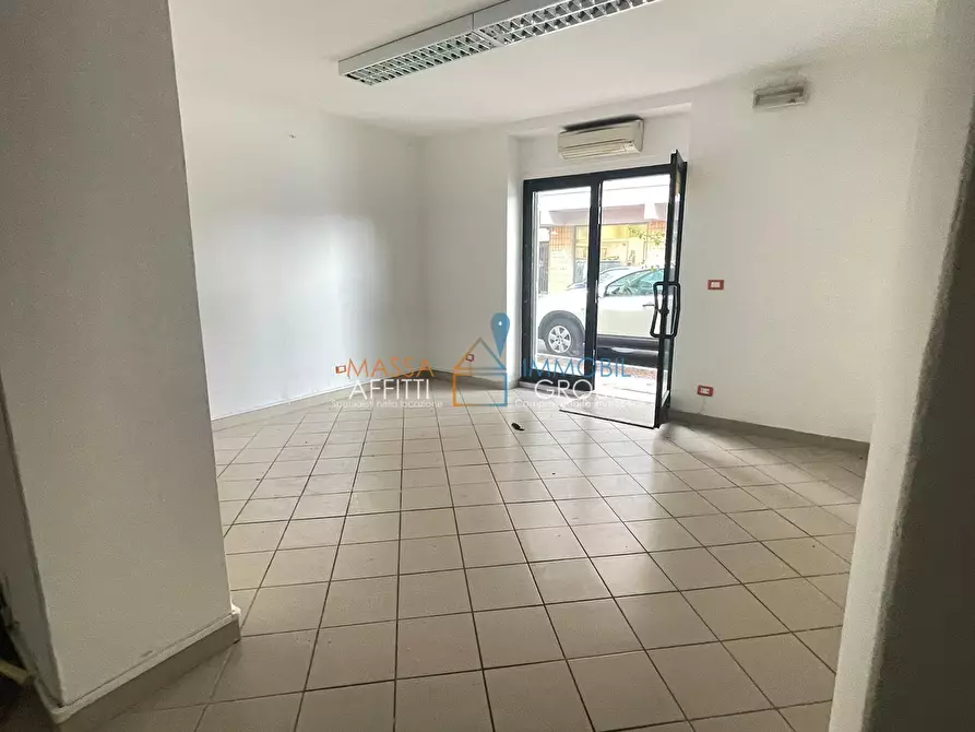 Immagine 1 di Locale commerciale in affitto  in Via Benedetto Croce 24 a Massa