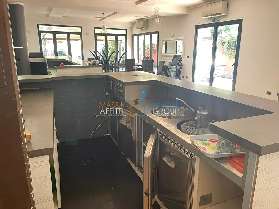 Immagine 26 di Locale commerciale in vendita  in Via Democrazia 64 a Massa