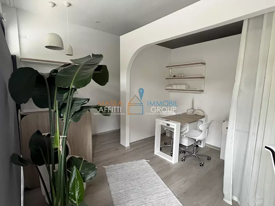 Immagine 1 di Locale commerciale in affitto  in Viale Roma 203 a Massa