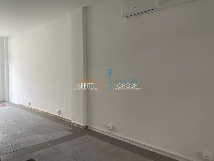 Immagine 5 di Locale commerciale in affitto  in Piazza Giovanni Pellerano 5 a Massa