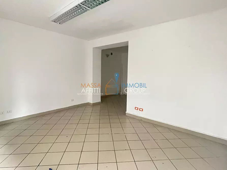 Immagine 5 di Locale commerciale in affitto  in Via Benedetto Croce 24 a Massa