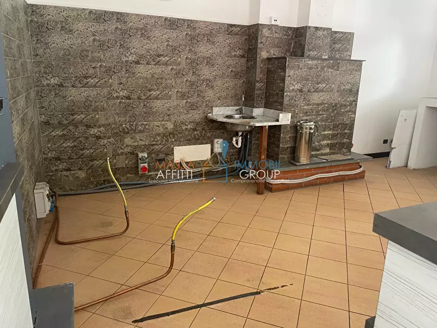Immagine 17 di Locale commerciale in vendita  in Via Democrazia 64 a Massa