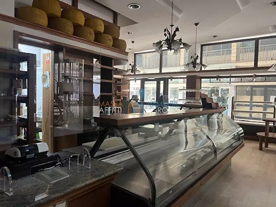 Immagine 4 di Locale commerciale in vendita  in Piazza Felice Palma 37 a Massa