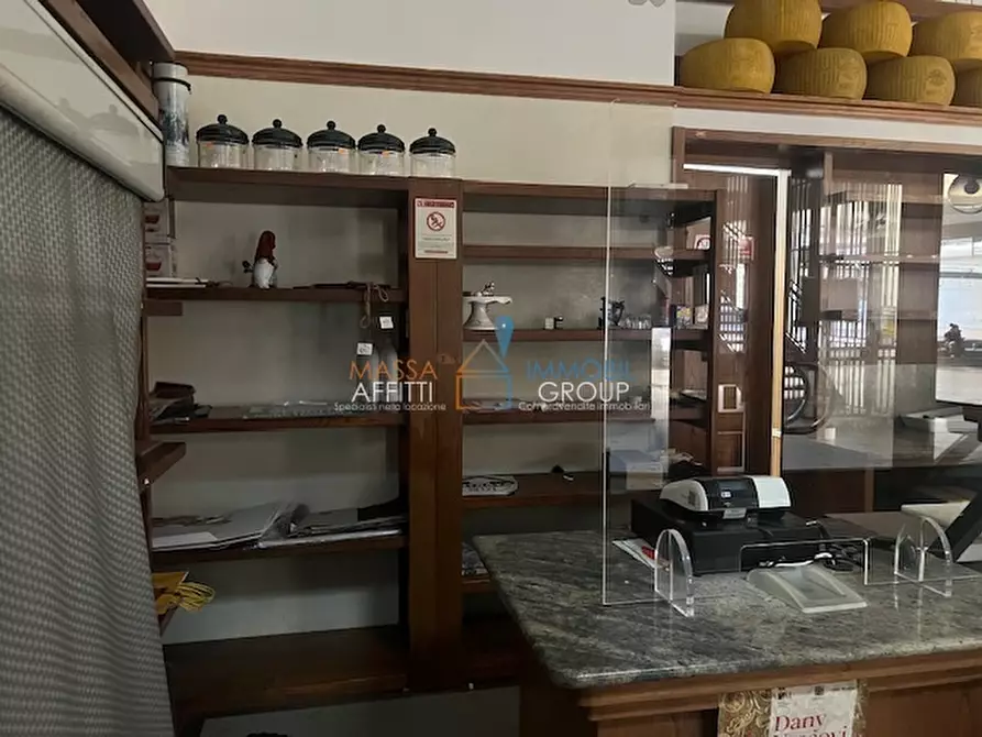 Immagine 11 di Locale commerciale in vendita  in Piazza Felice Palma 37 a Massa