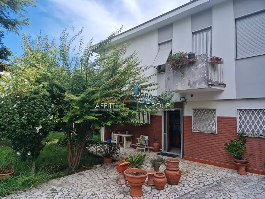 Immagine 11 di Villa in vendita  in Viale XX Settembre 247N a Carrara