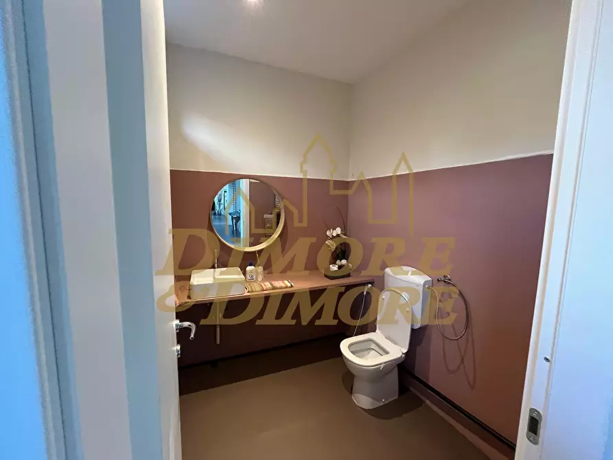 Immagine 19 di Locale commerciale in affitto  a Sesto Calende