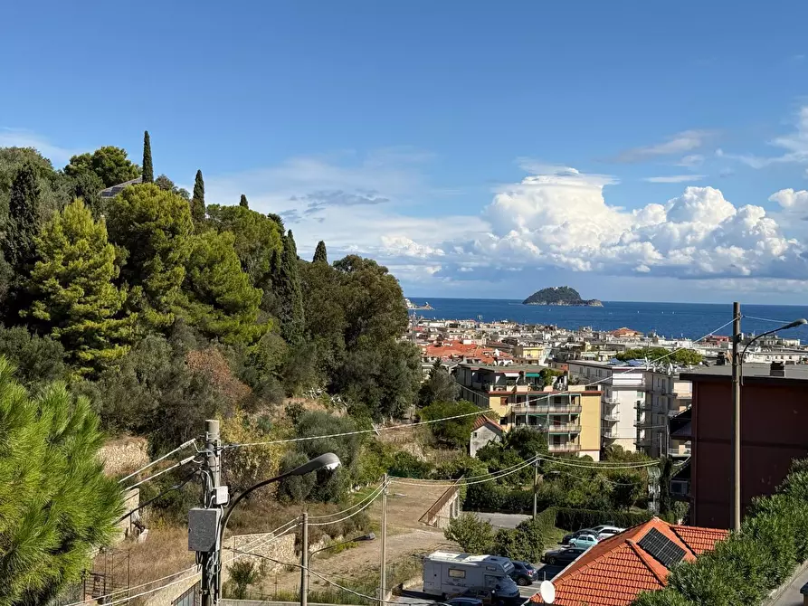 Immagine 10 di Trilocale in vendita  in Via Borri a Alassio