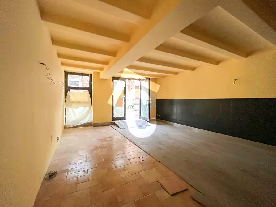 Immagine 5 di Locale commerciale in vendita  a Jesi