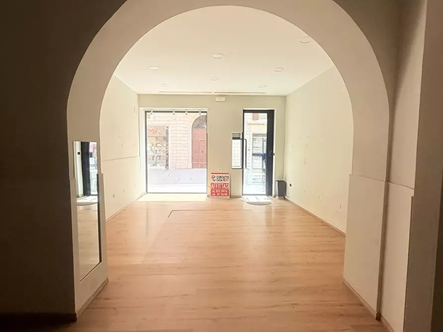 Immagine 1 di Locale commerciale in affitto  a Jesi