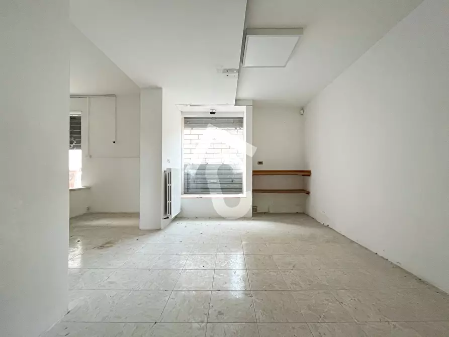 Immagine 7 di Locale commerciale in vendita  a Jesi