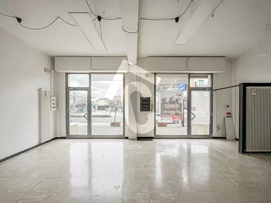 Immagine 6 di Locale commerciale in vendita  a Maiolati Spontini