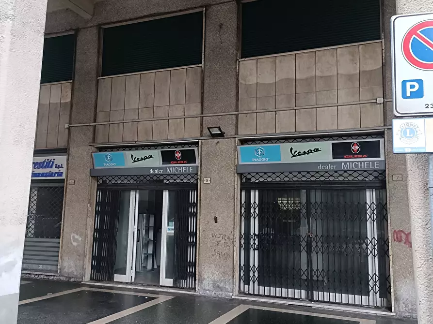 Immagine 36 di Locale commerciale in vendita  in Via Tullio Molteni 7R 9R a Genova