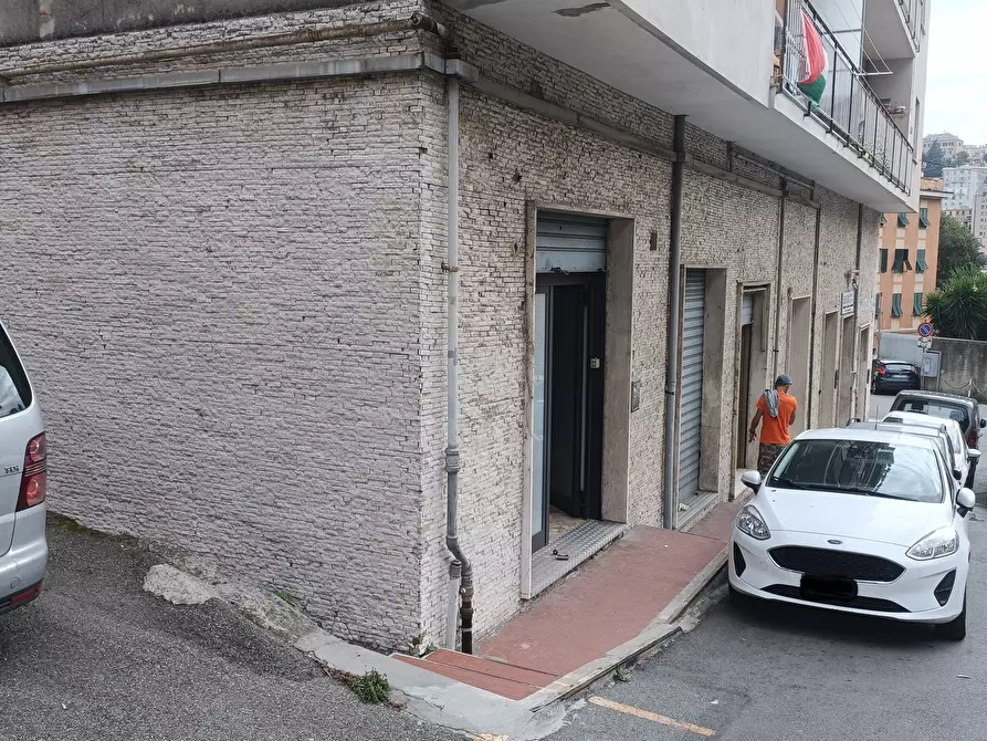 Immagine 11 di Locale commerciale in vendita  in Via dei Platani 35 R a Genova