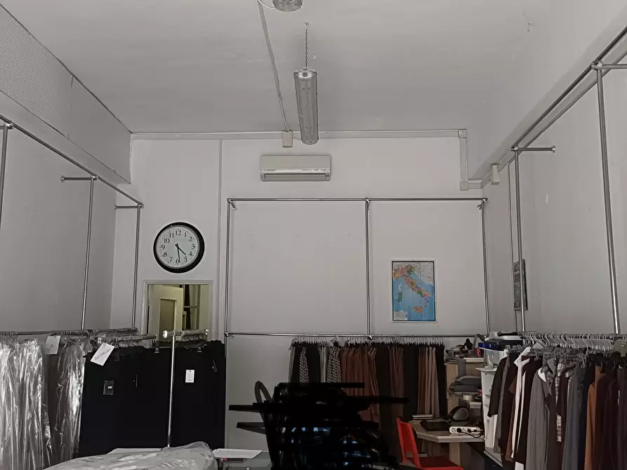 Immagine 29 di Locale commerciale in vendita  in Via dei Platani 35 R a Genova