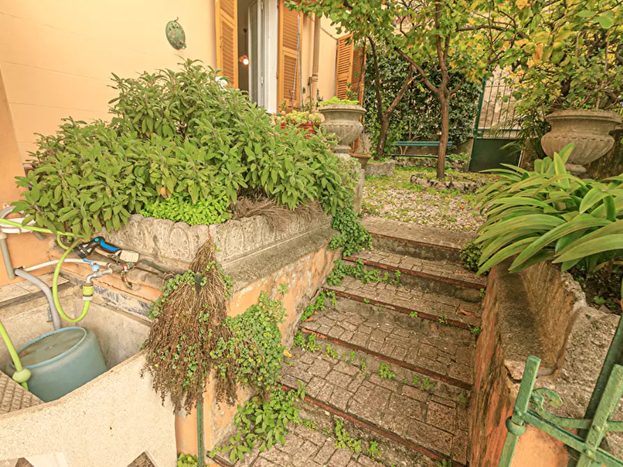 Immagine 38 di Pentalocale in vendita  in Via Benvenuto Cellini 16 a Genova