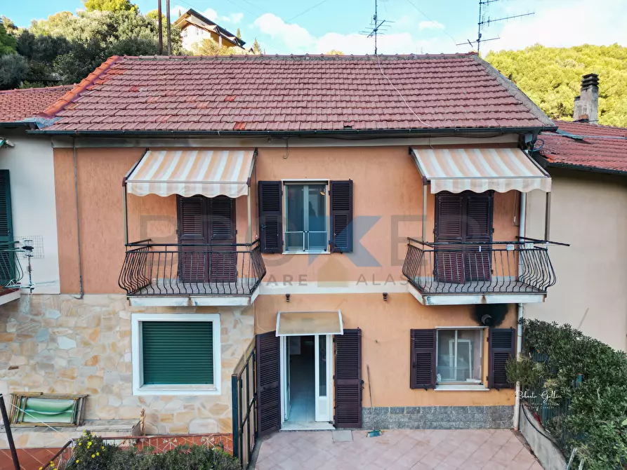 Immagine 1 di Casa indipendente in vendita  in Regione Fenarina 5 a Alassio