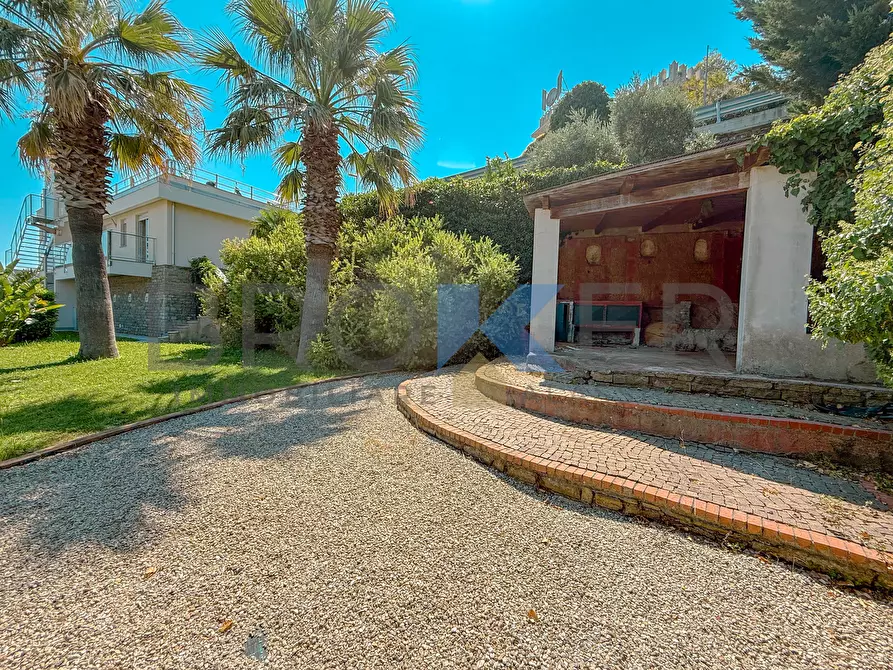 Immagine 41 di Villa in vendita  in Strada Panoramica San Bernardo 116-118 a Alassio