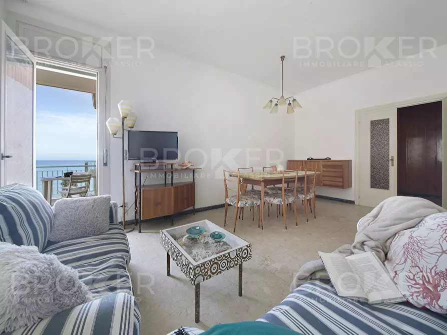 Immagine 1 di Pentalocale in vendita  in Via Don Aurelio Piccagli 12 a Alassio