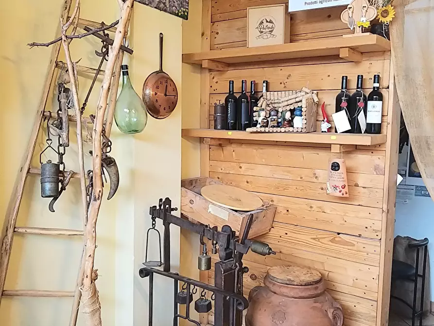 Immagine 5 di Attività commerciale in vendita  in Strada per Chianciano 3 a Montepulciano