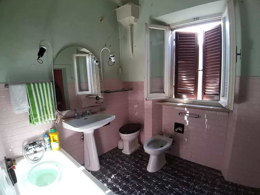 Immagine 16 di Quadrilocale in vendita  in Piazza Cesare Caporali 4 a Castiglione Del Lago