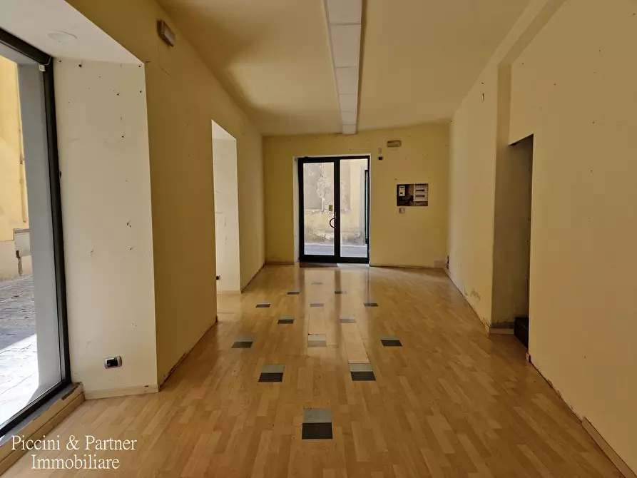 Immagine 16 di Locale commerciale in vendita  in Via del Popolo 2 a Città Di Castello